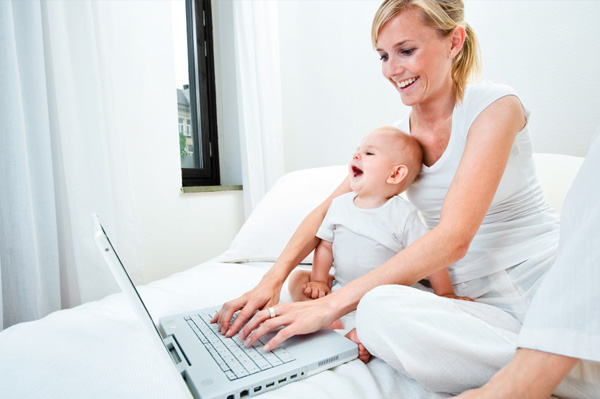 mom-with-baby-shopping-online