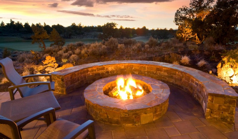 Fire Pit vs. Outdoor Fireplace – Outdoor Features Comparison