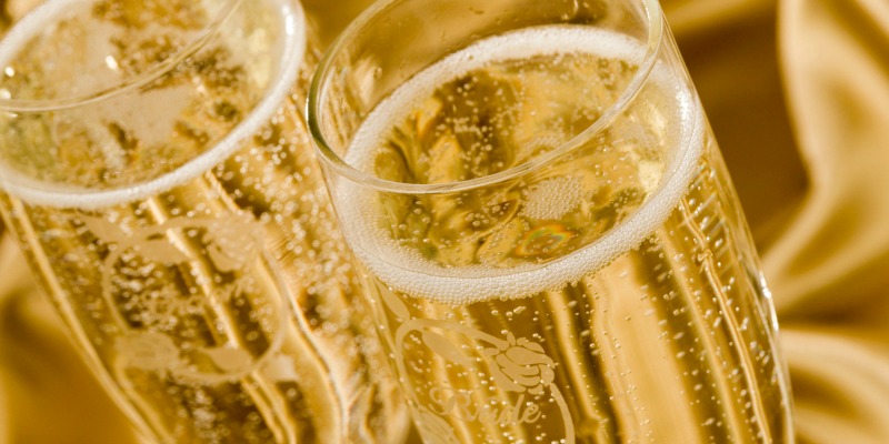 Champagne-vs-Sparkling-Wine