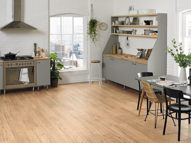 Laminate or Hardwood Kitchen Flooring? – a Guide to Help You Decide