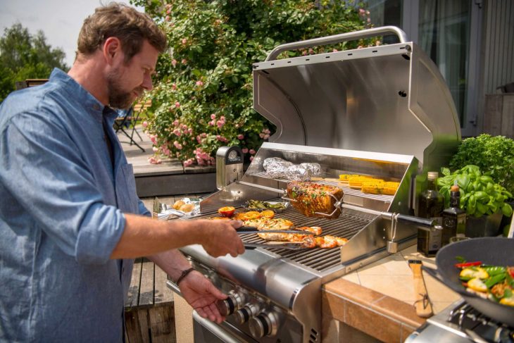 Built-in Outdoor Grills: Natural Gas vs. Propane Grills