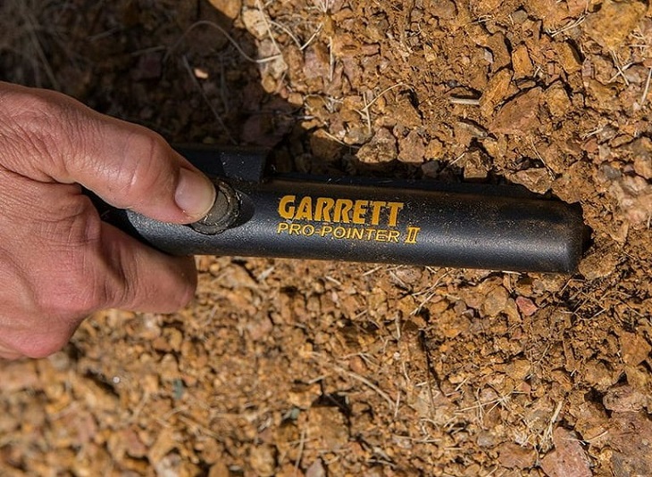 Man aiming on ground with Garret Pro Pointer 2