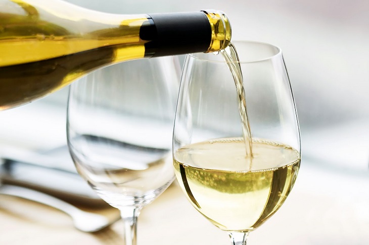 glasses of white wine chardonnay